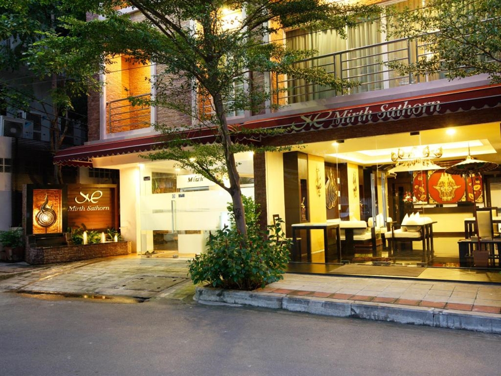 เมิร์ธ สาทร, โรงแรม